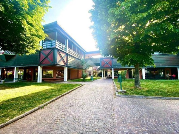 negozio in affitto a Roma in zona Axa