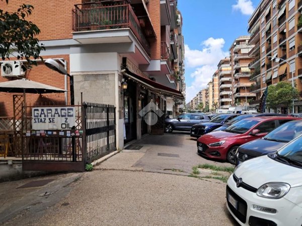 locale commerciale in affitto a Roma in zona Appio Claudio