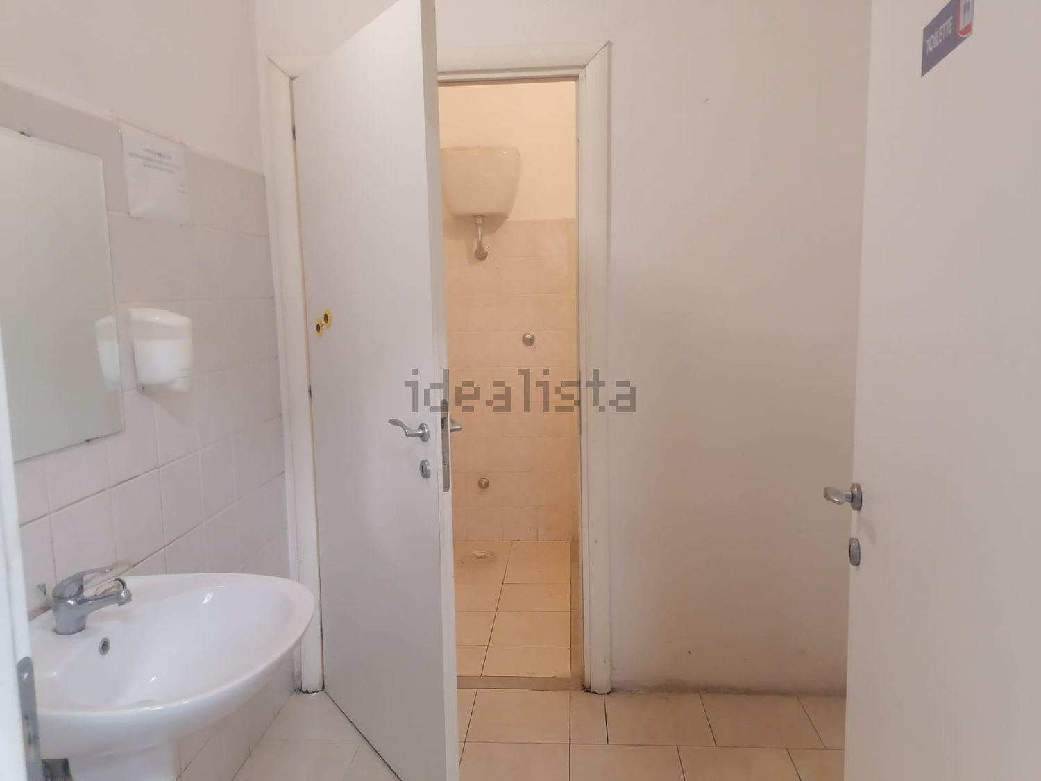 locale commerciale in affitto a Roma in zona Casal Morena