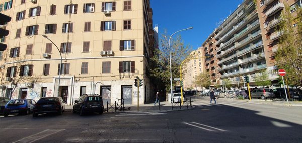 locale commerciale in affitto a Roma in zona Tuscolano