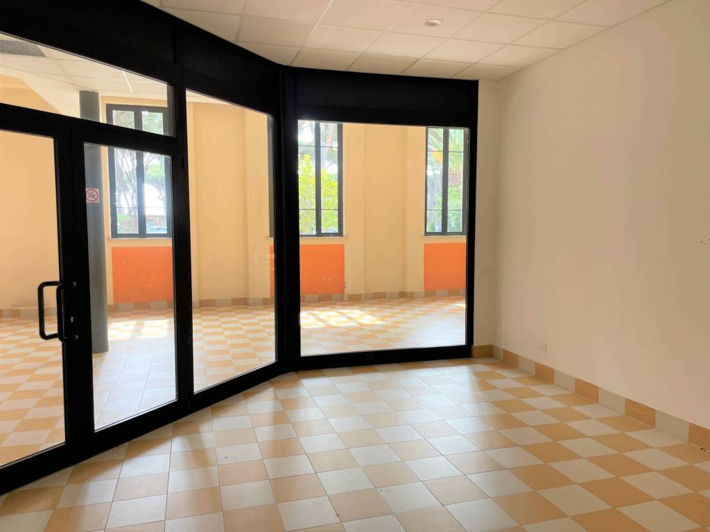 negozio in affitto a Roma in zona Ostia