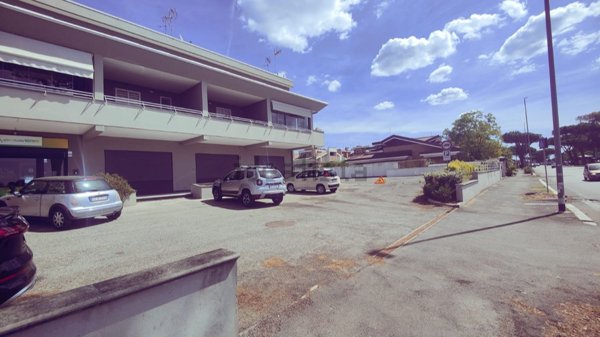 locale commerciale in affitto a Roma in zona Infernetto