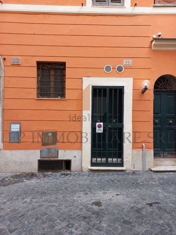 locale commerciale in affitto a Roma in zona Rione Borgo