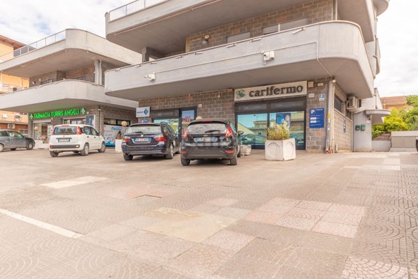 locale commerciale in affitto a Roma in zona Torre Angela