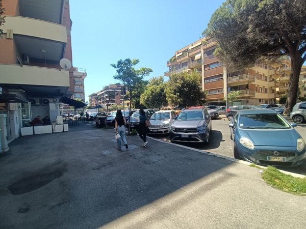 locale commerciale in affitto a Roma in zona Ostia