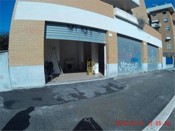 locale commerciale in affitto a Roma in zona Torrino
