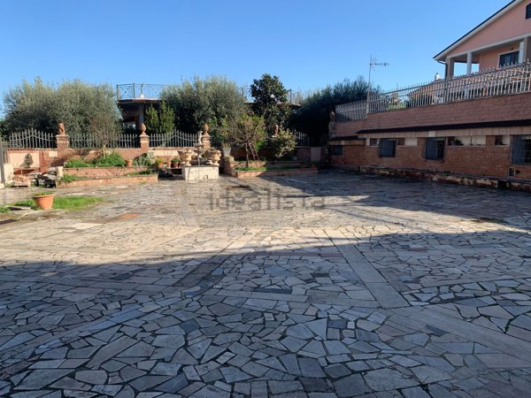 locale di sgombero in affitto a Roma in zona Casal Morena