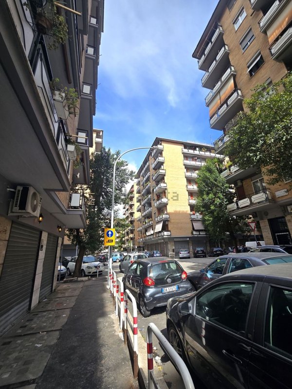 locale commerciale in affitto a Roma in zona Tuscolano