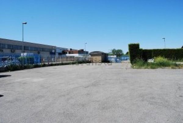 locale commerciale in affitto a Roma in zona Appio Claudio