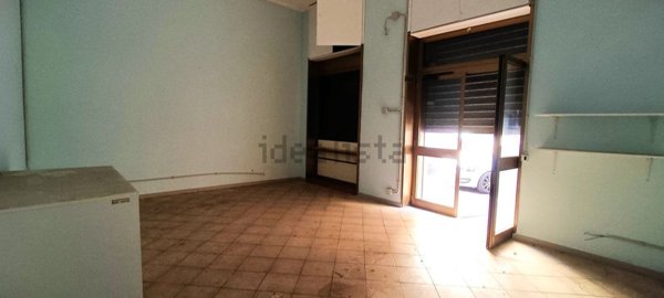 locale commerciale in affitto a Roma in zona Tuscolano