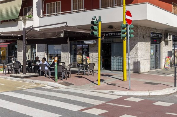 negozio in affitto a Roma in zona Appio Claudio
