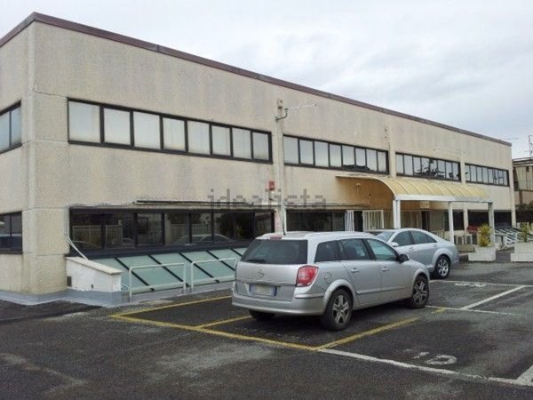 locale commerciale in affitto a Roma in zona Appio Claudio