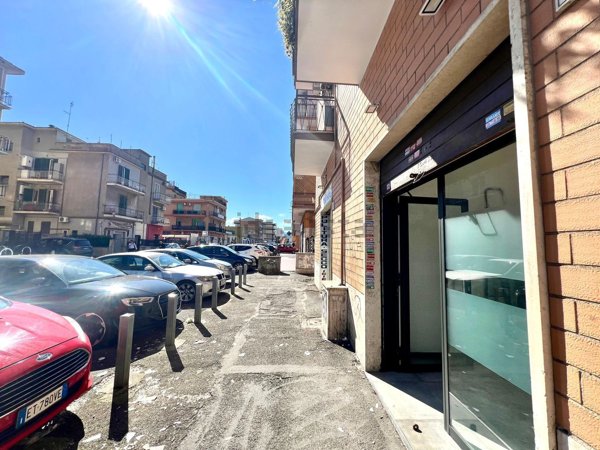 locale commerciale in affitto a Roma in zona Torre Angela