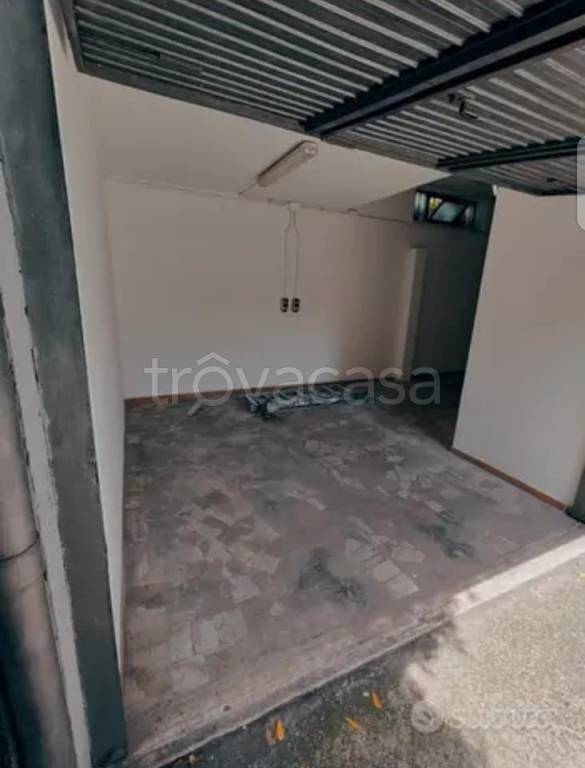 negozio in affitto a Roma in zona Torre Gaia