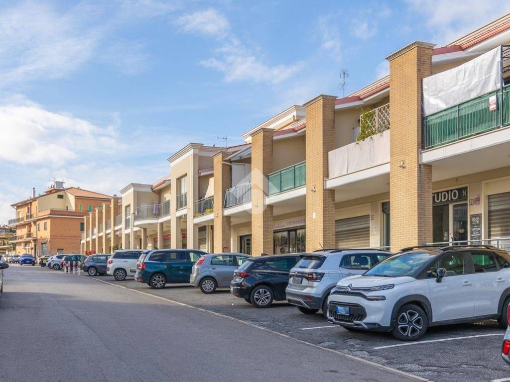 negozio in affitto a Roma in zona Castelverde
