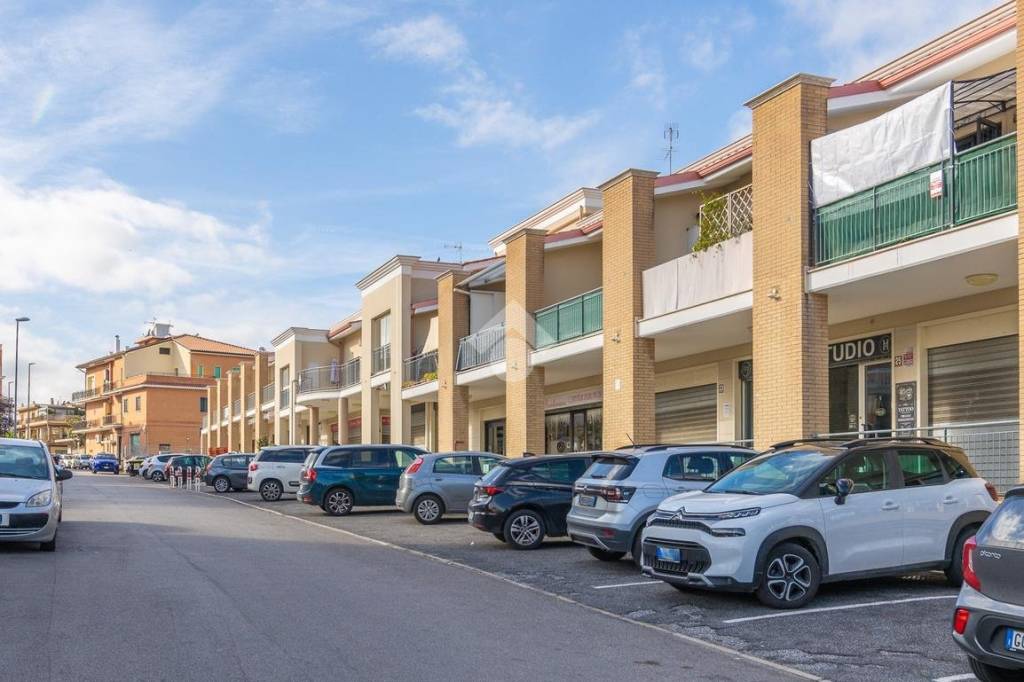 negozio in affitto a Roma in zona Castelverde