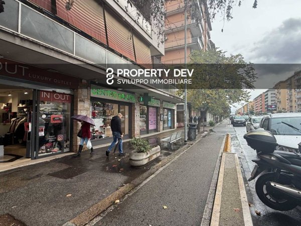 negozio in affitto a Roma in zona Cinecittà
