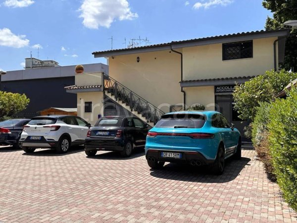 negozio in affitto a Roma in zona Torre Spaccata