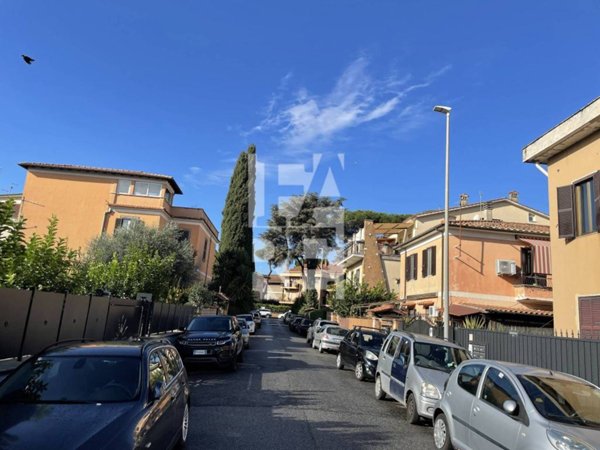 locale commerciale in affitto a Roma in zona Appio Pignatelli