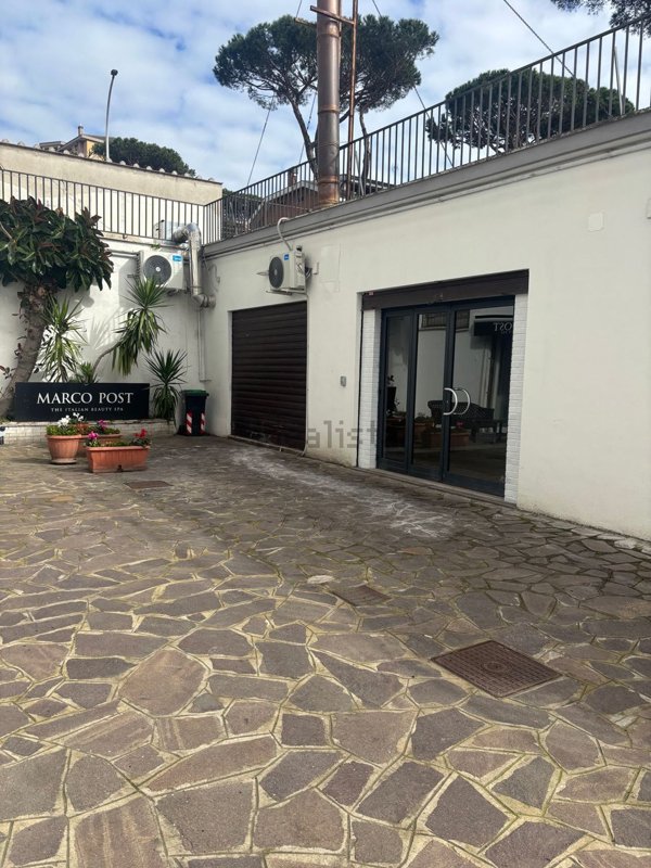 locale commerciale in affitto a Roma in zona Axa