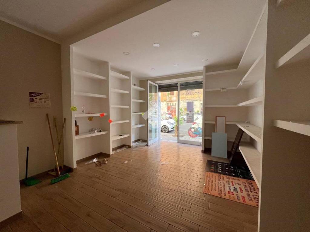 negozio in affitto a Roma in zona Tuscolano