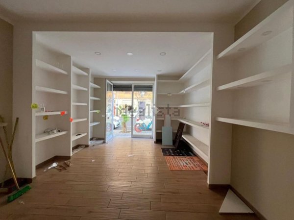 locale commerciale in affitto a Roma in zona Tuscolano