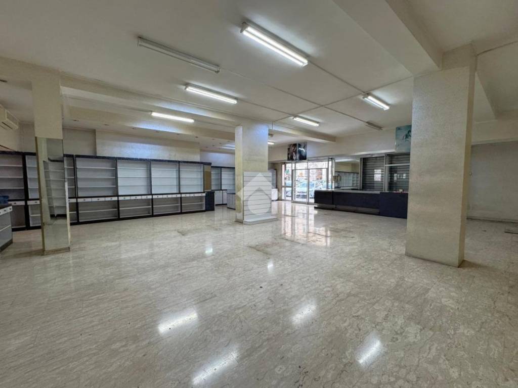 negozio in affitto a Roma in zona Tuscolano