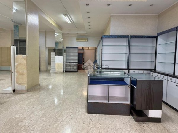 locale commerciale in affitto a Roma in zona Tuscolano