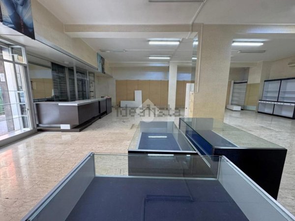 locale commerciale in affitto a Roma in zona Tuscolano