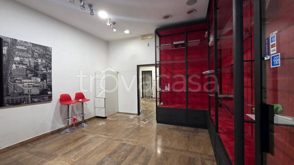 negozio in affitto a Roma in zona Rione Regola