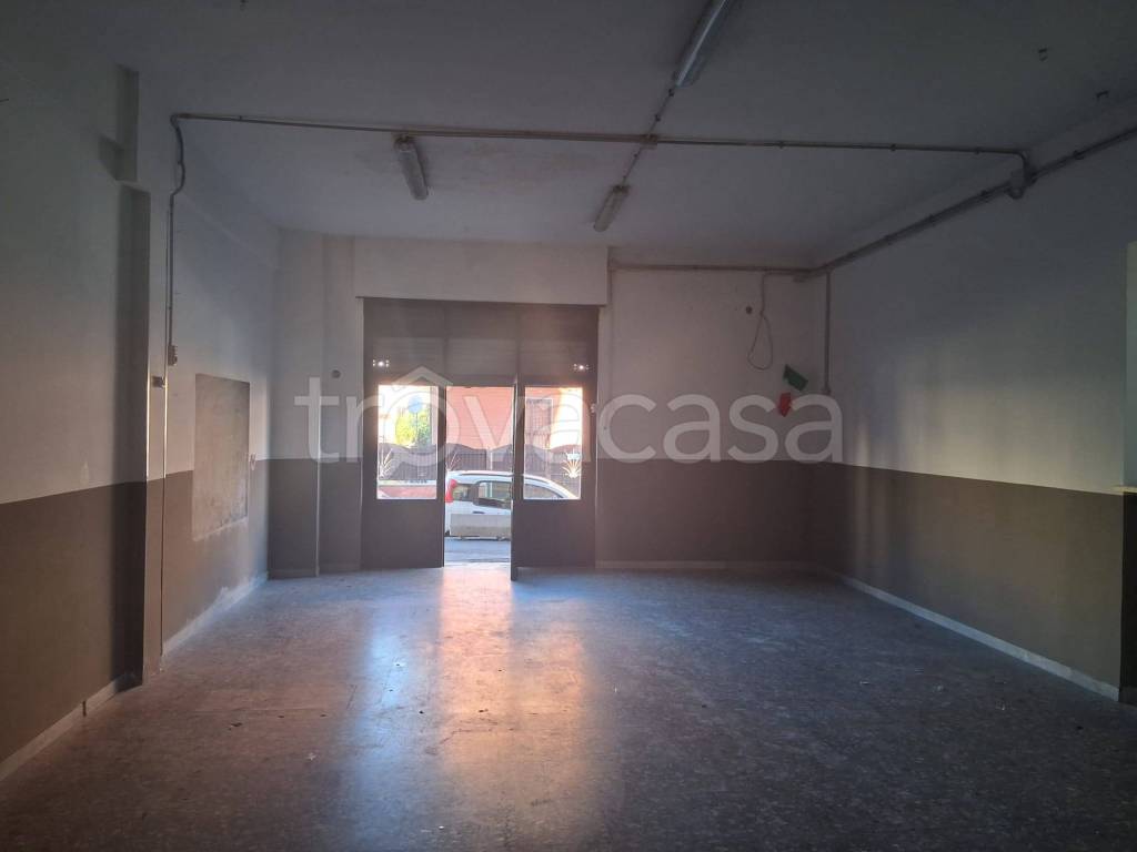 negozio in affitto a Roma in zona Torre Angela