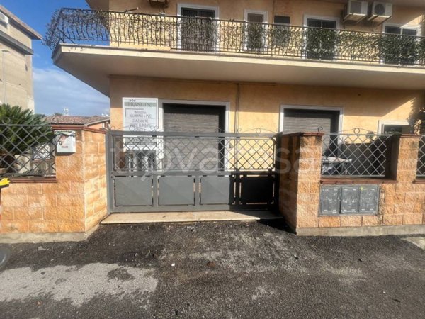 negozio in affitto a Roma in zona Torre Angela