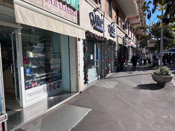 negozio in affitto a Roma in zona Cinecittà
