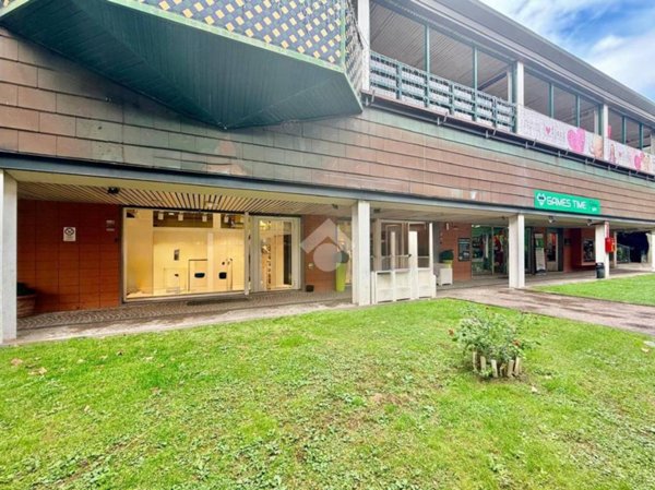 negozio in affitto a Roma in zona Axa