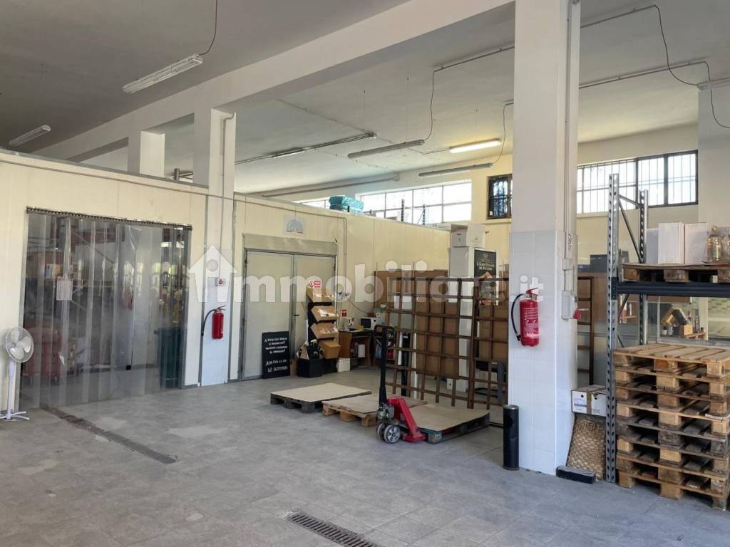 locale commerciale in affitto a Roma