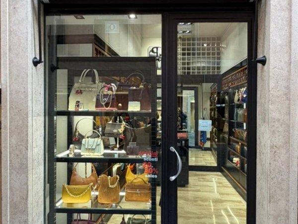 negozio in affitto a Roma in zona Trevi-Colonna