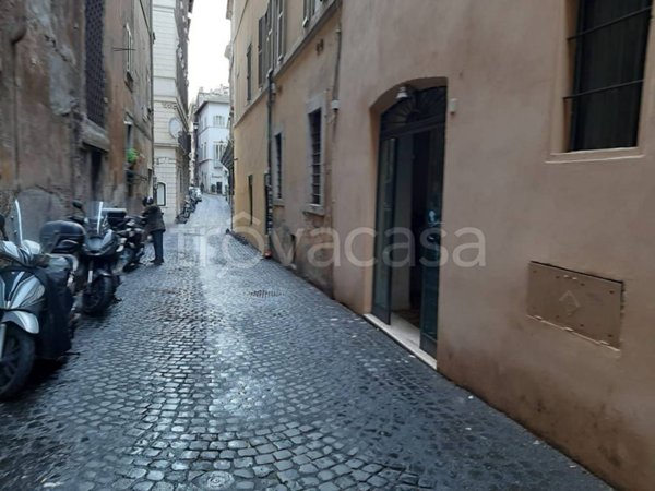 negozio in affitto a Roma in zona Trevi-Colonna