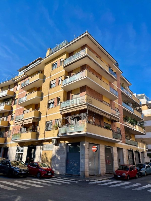 locale commerciale in affitto a Roma in zona Tor di Quinto