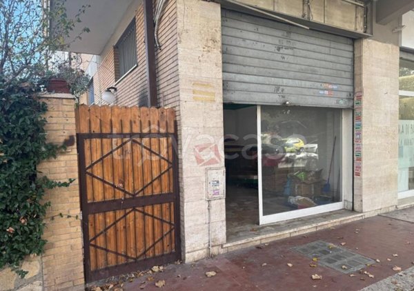 negozio in affitto a Roma in zona Finocchio