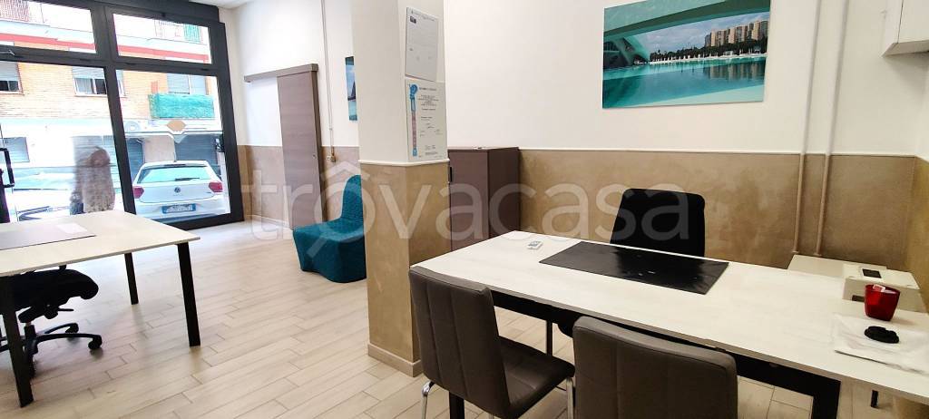 negozio in affitto a Roma in zona Appio Latino