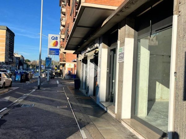 negozio in affitto a Roma in zona Tuscolano