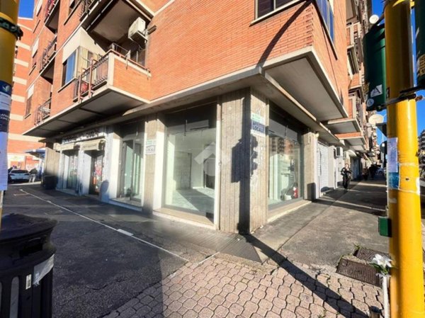 negozio in affitto a Roma in zona Tuscolano