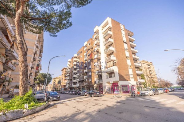 negozio in affitto a Roma in zona Cinecittà