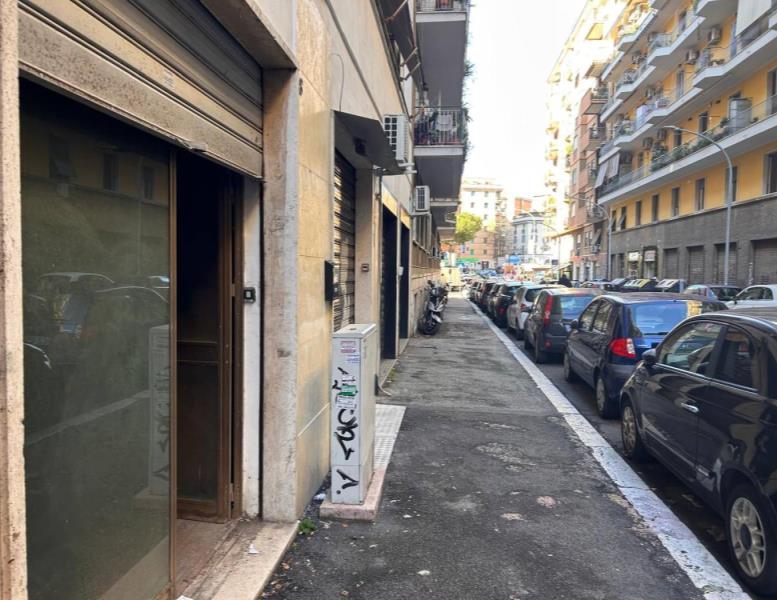 negozio in affitto a Roma in zona Tuscolano