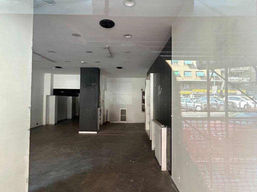 negozio in affitto a Roma in zona Appio Latino