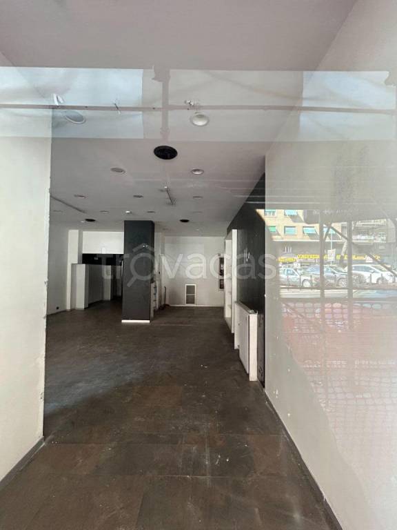 negozio in affitto a Roma in zona Appio Latino