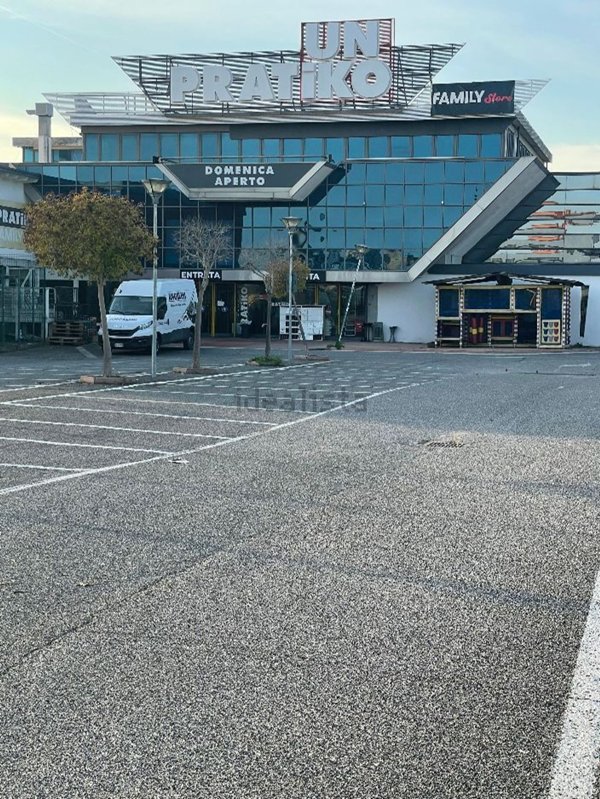 locale commerciale in affitto a Roma