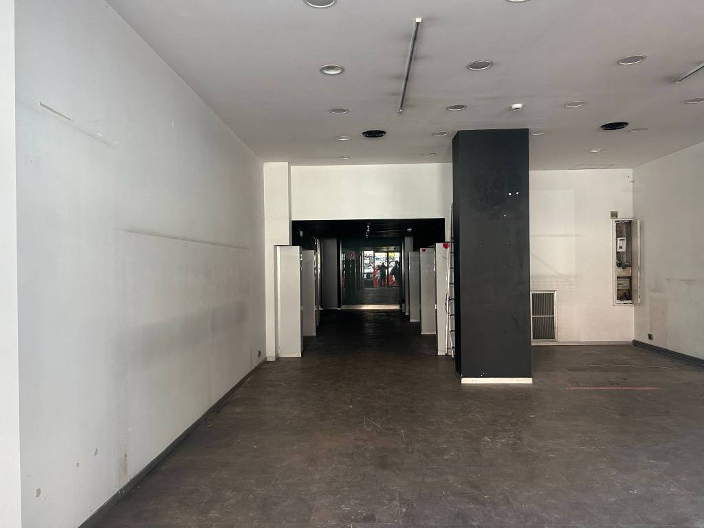 negozio in affitto a Roma in zona Appio Latino