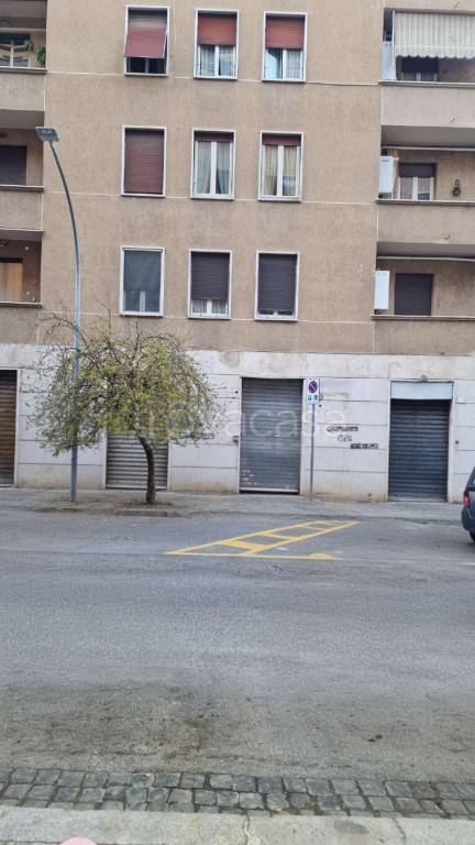 negozio in affitto a Roma in zona Tuscolano