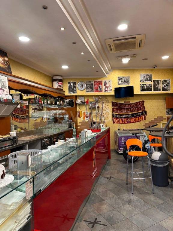 negozio in affitto a Roma in zona Appio Claudio